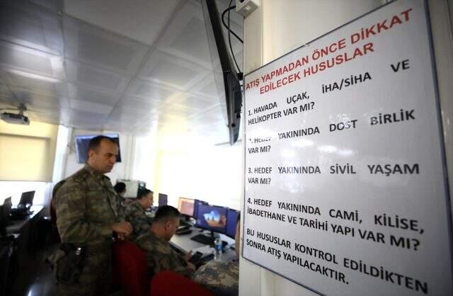 Bahar Kalkanı Harekatı'nın yönetildiği karargahta dikkat çeken uyarı levhası.