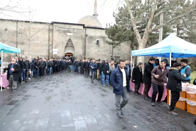 Başkan, gençlerle şehitler için sabah namazında buluştu