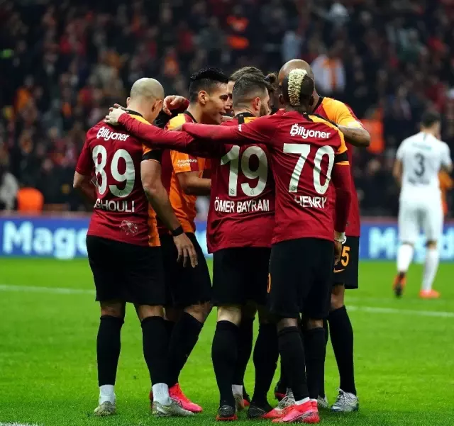 Galatasaray 8'de 8 yaparak şampiyonluk yarışana devam etti Galatasaray 8'de 8 yaparak şampiyonluk yarışana devam etti