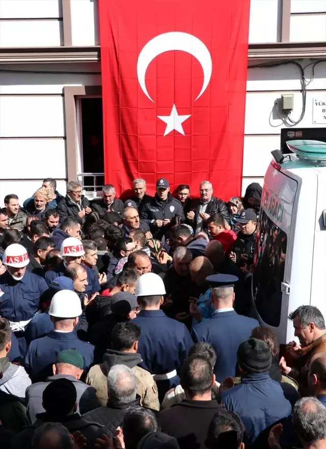 İdlib şehidi Muhammed Yılmaz Kütahya'da son yolculuğuna uğurlandı İdlib şehidi Muhammed Yılmaz Kütahya'da son yolculuğuna uğurlandı