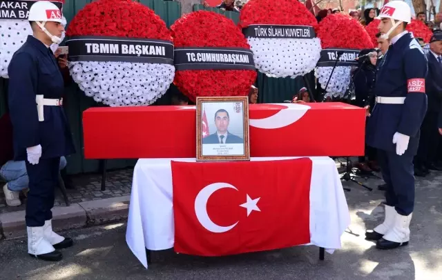 İdlib şehidi Muhammed Yılmaz Kütahya'da son yolculuğuna uğurlandı İdlib şehidi Muhammed Yılmaz Kütahya'da son yolculuğuna uğurlandı