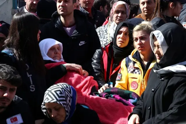 İdlib şehidi Muhammed Yılmaz Kütahya'da son yolculuğuna uğurlandı İdlib şehidi Muhammed Yılmaz Kütahya'da son yolculuğuna uğurlandı