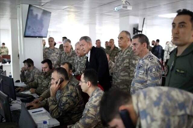 Milli Savunma Bakanlığı, Hulusi Akar'ın Bahar Kalkanı Harekatı'nı yönettiği anları servis etti.