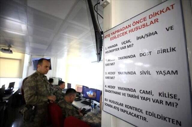 Milli Savunma Bakanlığı, Hulusi Akar'ın Bahar Kalkanı Harekatı'nı yönettiği anları servis etti.