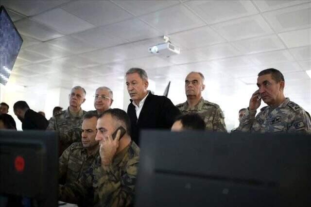 Milli Savunma Bakanlığı, Hulusi Akar'ın Bahar Kalkanı Harekatı'nı yönettiği anları servis etti.