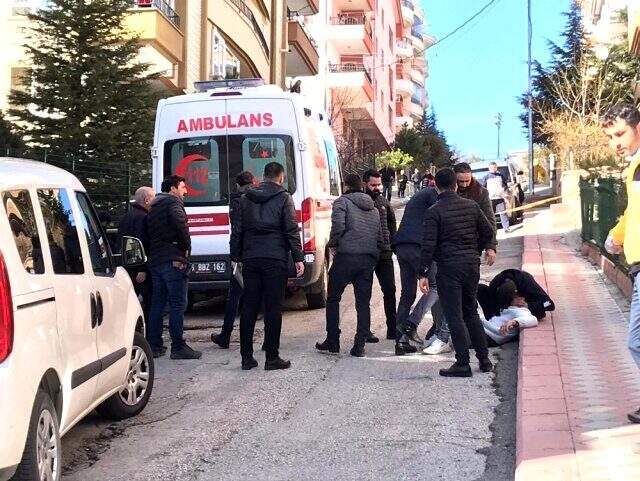 Önce karısını öldüren şahıs, sonra çocuğunun yanında kendini vurdu
