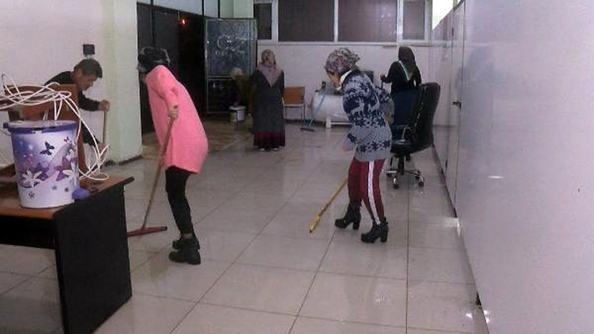 Sağanak nedeniyle fabrika su altında kaldı, işçiler seferber oldu