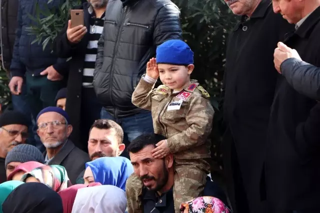 Şehidin 4 yaşındaki yeğeni: Dayım şehit oldu, vatan sağ olsun.