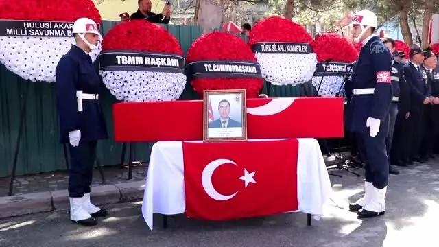 Şehit Uzman Onbaşı Muhammed Yılmaz, son yolculuğuna uğurlandı (2) Şehit Uzman Onbaşı Muhammed Yılmaz, son yolculuğuna uğurlandı (2)