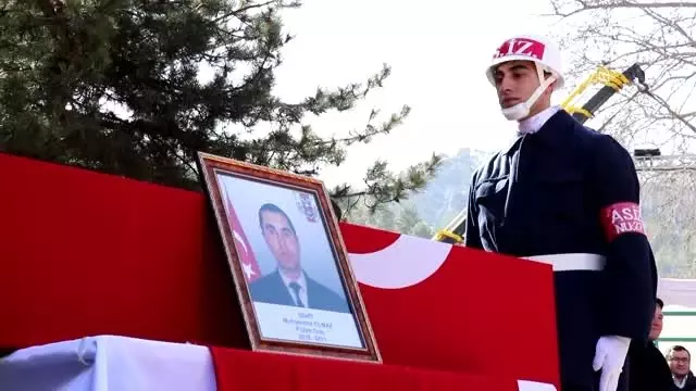 Şehit Uzman Onbaşı Muhammed Yılmaz, son yolculuğuna uğurlandı (2) Şehit Uzman Onbaşı Muhammed Yılmaz, son yolculuğuna uğurlandı (2)