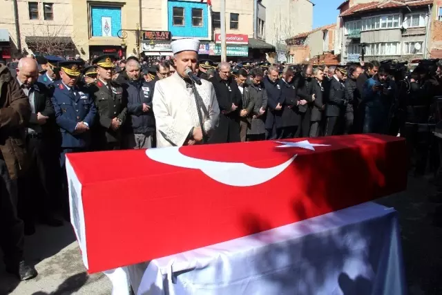 Şehit Uzman Onbaşı Muhammed Yılmaz son yolculuğuna uğurlandı Şehit Uzman Onbaşı Muhammed Yılmaz son yolculuğuna uğurlandı