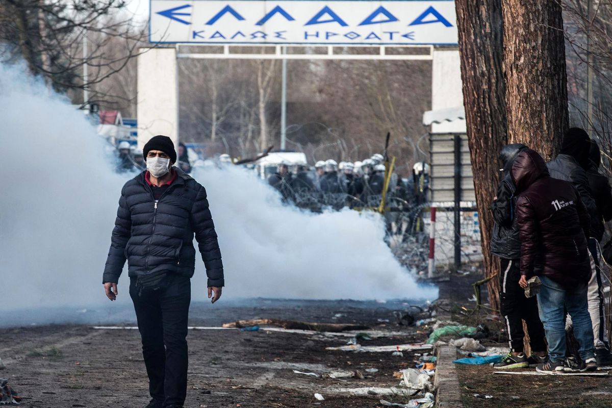 Son Dakika: Yunan askerleri, Avrupa'ya geçmek için sınırlarına akın eden göçmenlere gaz bombası attı