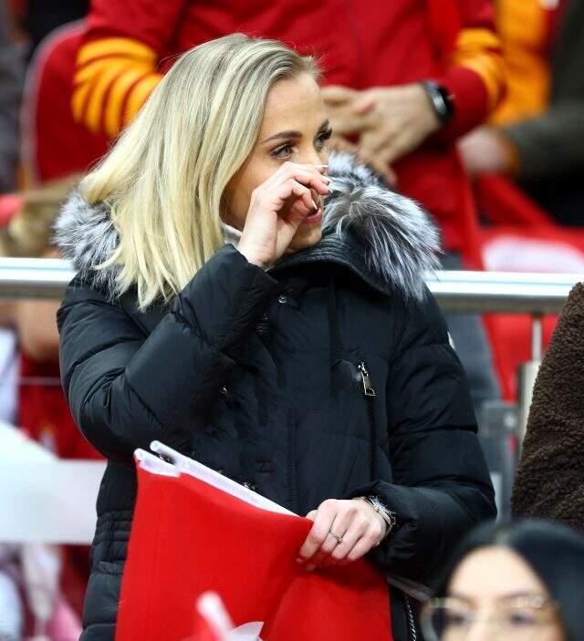 TT Stadı'nda şehitlerin isimlerinin okunduğu sırada bazı taraftarlar gözyaşlarını tutamadı