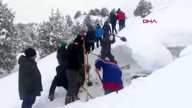 Yazın serinlemek için mağaraya kar depoladılar