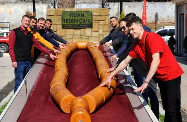 1 tonluk tespihi Cumhurbaşkanı Erdoğan'a hediye etmek istiyor.