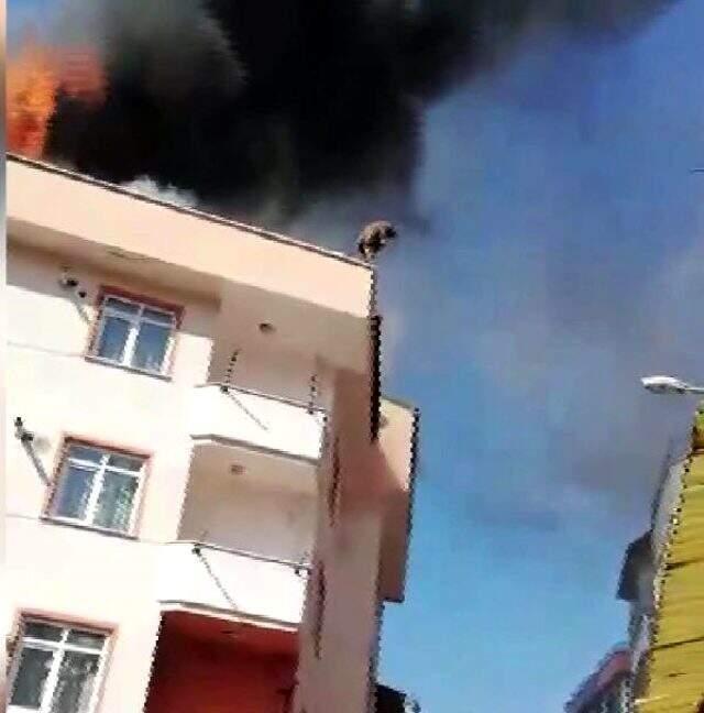 5 katlı binanın çatı katında can pazarı! Alevlerin arasında kalan kadın balkondan atladı