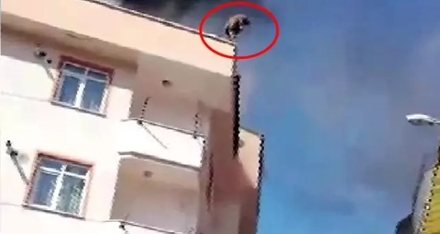 5 katlı binanın çatı katında can pazarı! Alevlerin arasında kalan kadın balkondan atladı