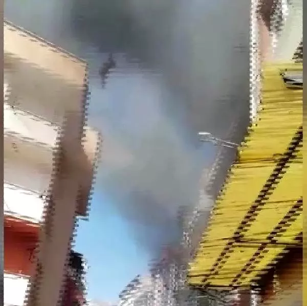 5 katlı binanın çatı katında can pazarı! Alevlerin arasında kalan kadın balkondan atladı 5 katlı binanın çatı katında can pazarı! Alevlerin arasında kalan kadın balkondan atladı