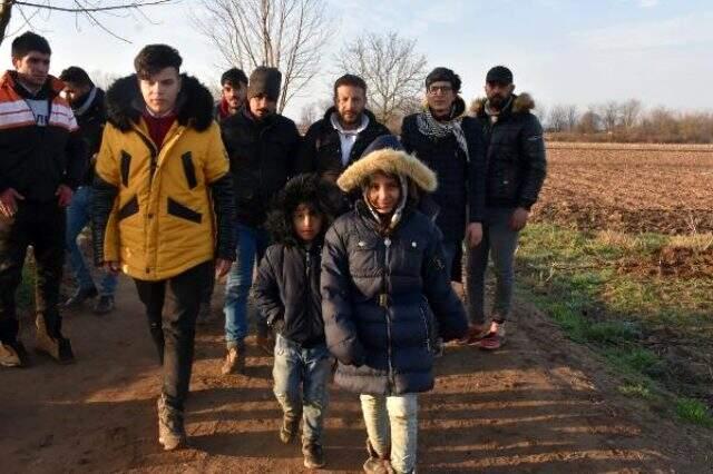 7 yaşındaki Afgan Leyla, Yunan polisinin zulmünü anlattı: Beni odaya kilitleyip darp ettiler.