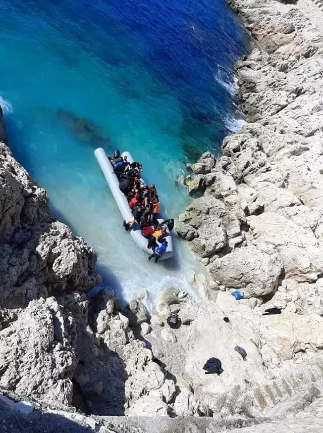 Antalya'daki göçmenlerin Kaş ilçesinden Meis Adası'na geçişleri başladı