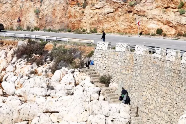 Antalya'daki göçmenlerin Kaş ilçesinden Meis Adası'na geçişleri başladı