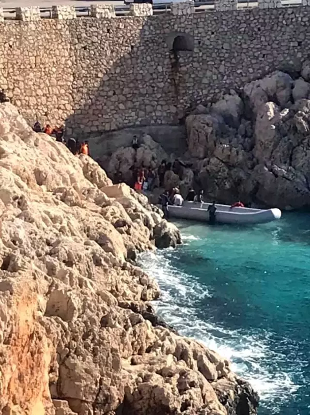 Antalya'daki göçmenlerin Kaş ilçesinden Meis Adası'na geçişleri başladı