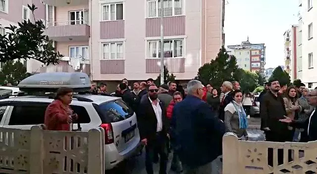 Apartmanda aşağıya düşmek üzere olan kadını komşusu kurtardı