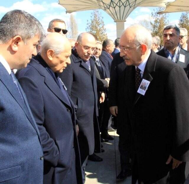 Bahçeli, elini cebinden çıkarıp Kılıçdaroğlu ile tokalaşmadı.
