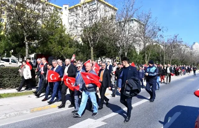 Beylikdüzü Belediye Meclisi üyeleri ve vatandaşlar şehitler için yürüdü Beylikdüzü Belediye Meclisi üyeleri ve vatandaşlar şehitler için yürüdü