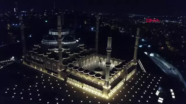 Çamlıca camii fetih suresi okunurken havadan görüntülendi Çamlıca camii fetih suresi okunurken havadan görüntülendi