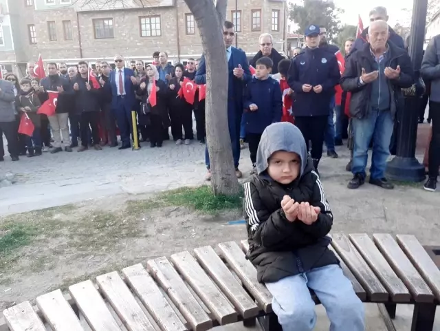 Gökçeada'da İdlib şehitleri için bayrak yürüyüşü Gökçeada'da İdlib şehitleri için bayrak yürüyüşü