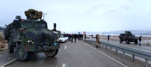 Son dakika: Gürbulak sınır kapısında teröristlerin gerçekleştirdiği roketli saldırıdan ilk görüntüler geldi.
