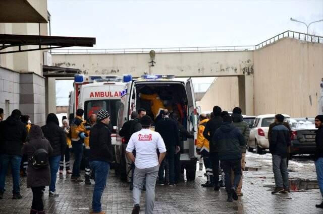 Son dakika: Gürbulak sınır kapısında teröristlerin gerçekleştirdiği roketli saldırıdan ilk görüntüler geldi.