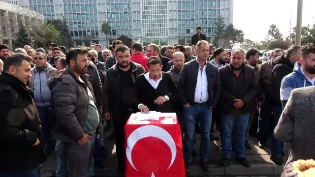 İBB'de işten çıkarılan işçiler İdlib şehitlerini andı İBB'de işten çıkarılan işçiler İdlib şehitlerini andı