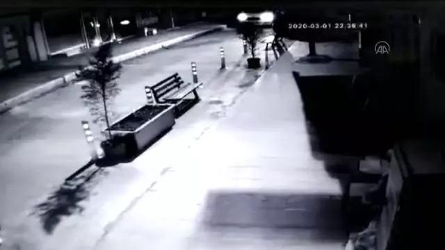 Isparta'da sokaktan bankları çalan iki zanlı yakalandı Isparta'da sokaktan bankları çalan iki zanlı yakalandı