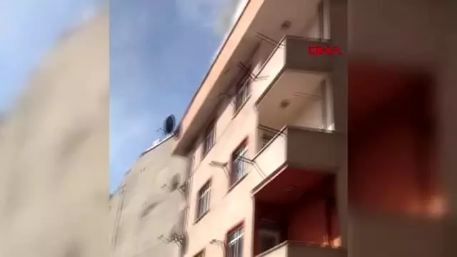 5 katlı binanın çatı katında can pazarı! Alevlerin arasında kalan kadın balkondan atladı 5 katlı binanın çatı katında can pazarı! Alevlerin arasında kalan kadın balkondan atladı