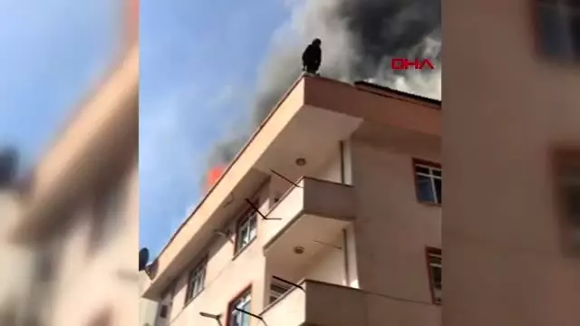 5 katlı binanın çatı katında can pazarı! Alevlerin arasında kalan kadın balkondan atladı 5 katlı binanın çatı katında can pazarı! Alevlerin arasında kalan kadın balkondan atladı