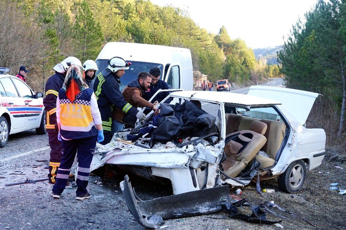 Kastamonu'da ticari minibüsle otomobil çarpıştı: 1 ölü, 6 yaralı