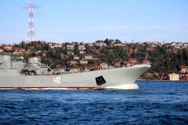 Rus savaş gemisinin Boğaz'dan geçişi sırasında ağır silahlı bir askerin nöbet tutuğu görüldü