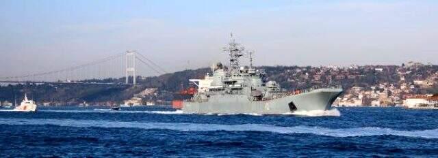 Rus savaş gemisinin Boğaz'dan geçişi sırasında ağır silahlı bir askerin nöbet tutuğu görüldü