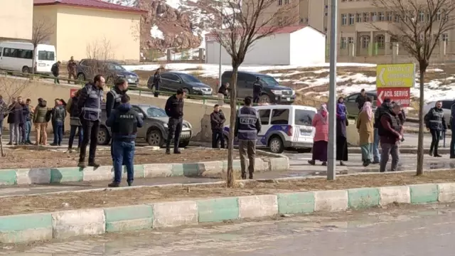 Servis aracına roketli saldırı: 30 yaralı
