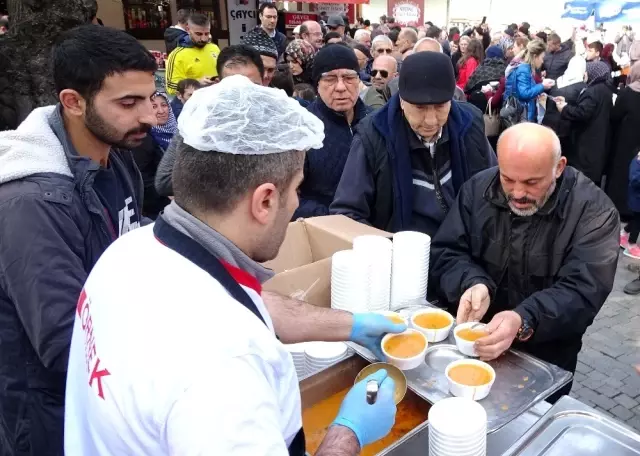 Yılda bir defa pişen çorbadan içmek için yüzler metre kuyruk oluşturdular