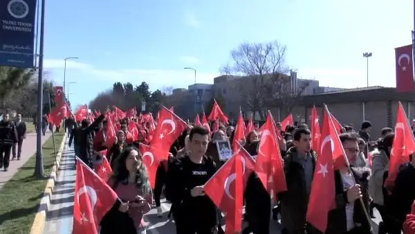 Yıldız Teknik Üniversitesi öğrencileri şehitler için yürüdü