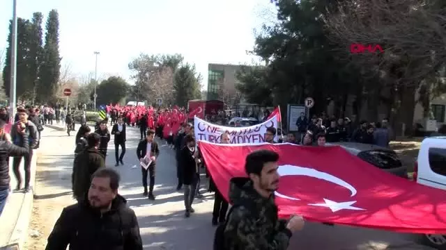 Yıldız teknik üniversitesi öğrencileri şehitler için yürüdü