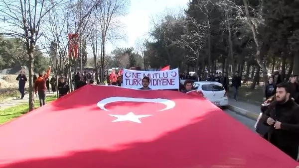 Yıldız Teknik Üniversitesi öğrencileri şehitler için yürüdü
