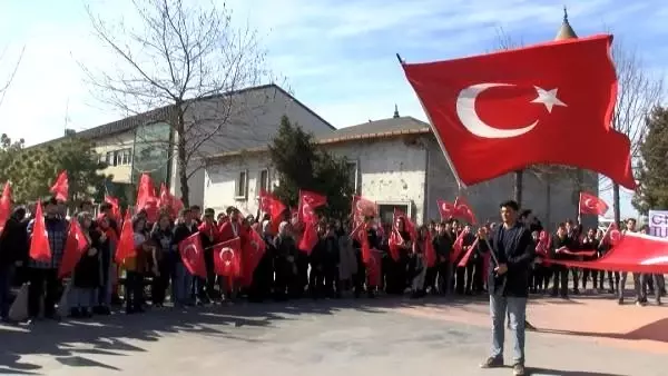 Yıldız Teknik Üniversitesi öğrencileri şehitler için yürüdü
