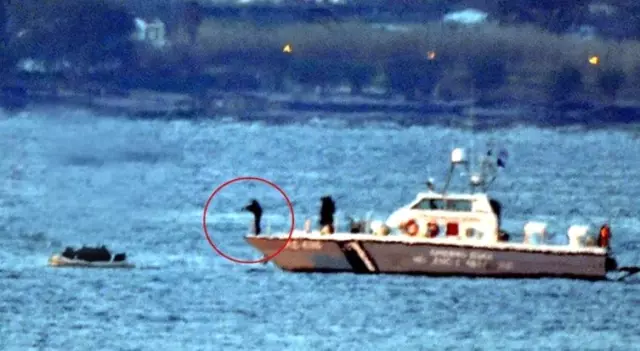 Yunan askerlerinin mültecilere ait bota ateş açtığı an kamerada! Yunan askerlerinin mültecilere ait bota ateş açtığı an kamerada!