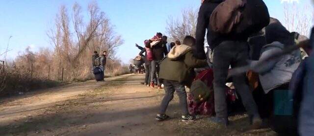 Yunan güvenlik güçlerinin göçmenlerin üzerine ateş açtığı anların yeni görüntüsü ortaya çıktı