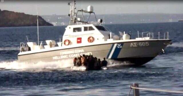 Yunan sahil güvenliğinin göçmen teknesini batırmaya çalıştığı anlar kamerada