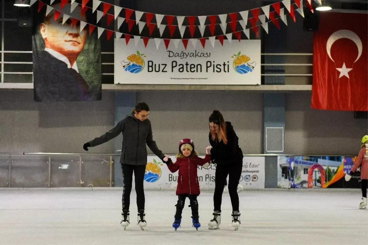 Antalya Nin Cocuklari Buzda Kaymayi Ogreniyor Antalya